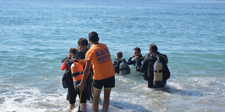 Fotografía participantes e instructores en mar iniciación curso buceo