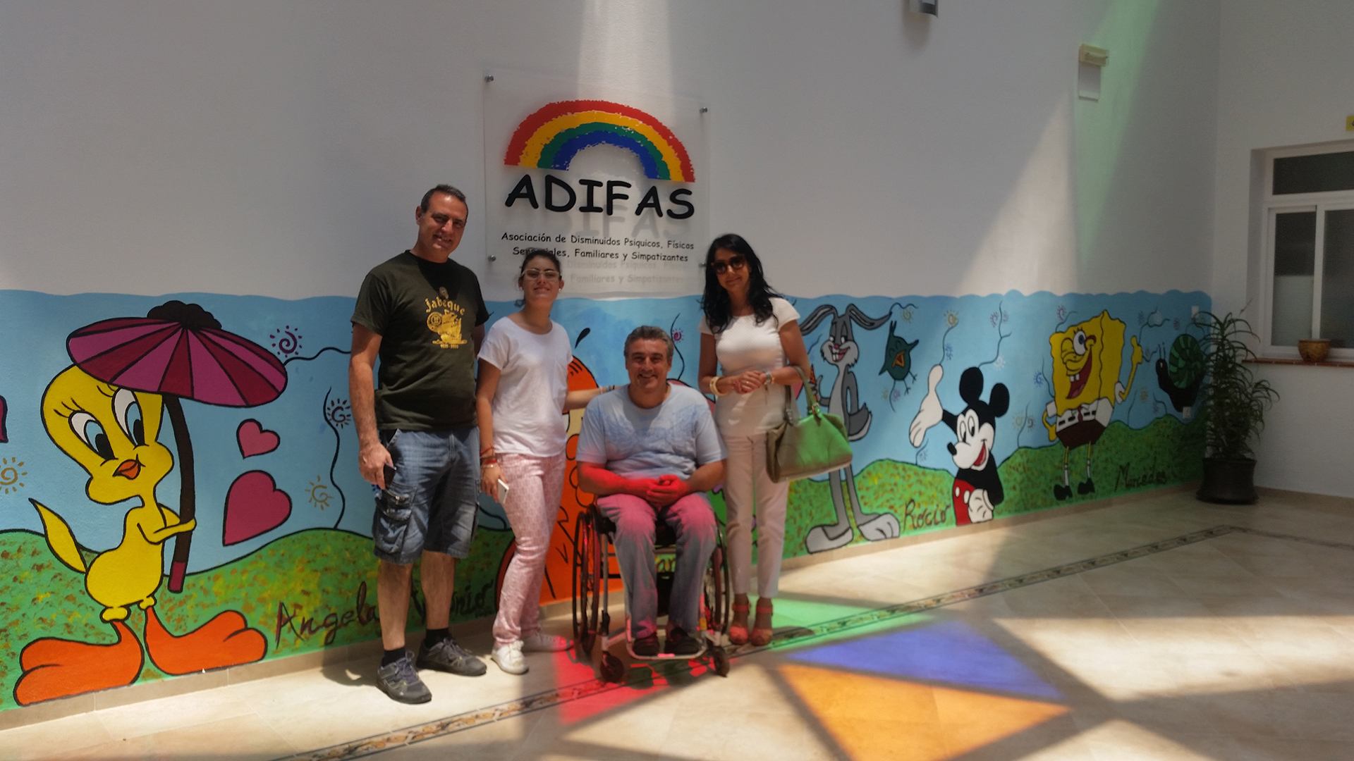 fotografía alumna junto al presidente del colegio, el presidente de FAMS-COCEMFE y la técnico del programa Incluye-d