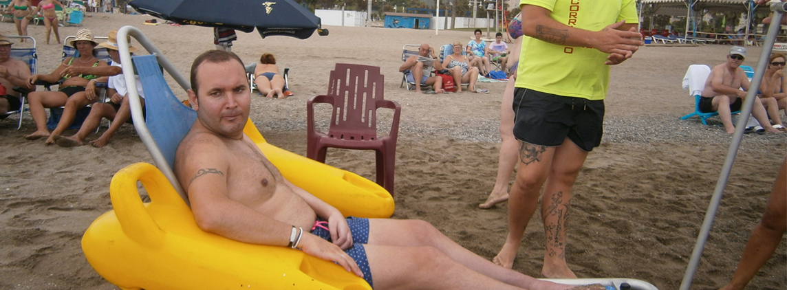 fotografía persona en silla anfibia en la playa de la Misericordia