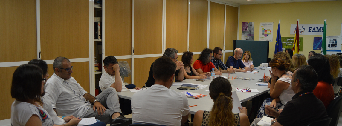 fotografía representantes de los distintos departamentos de FAMS-COCEMFE Sevilla reunidos en la sede
