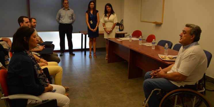 fotografía directivos de Quest Global y FAMS-COCEMFE Sevilla durante el acto de entrega de la donación