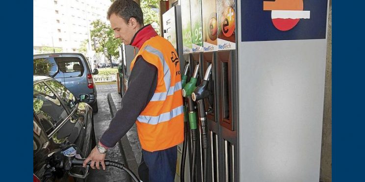 fotografía personal de gasolinera repostando vehículo