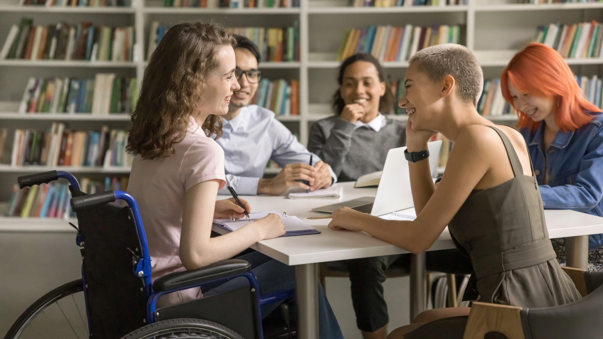 Imagen decorativa grupo de estudiantes, una con discapacidad