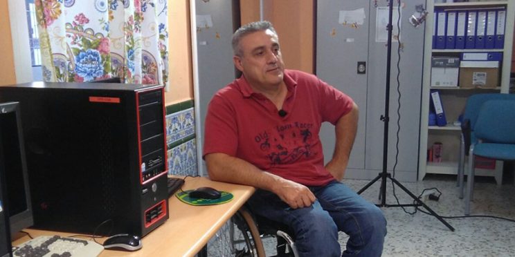 fotografía Presidente de FAMS-COCEMFE Sevilla en la sede de APDIS