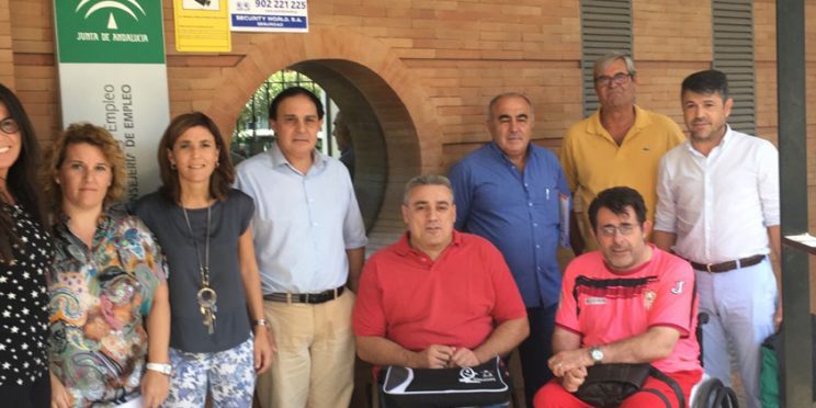fotografía representantes del SAE Lora del Río y FAMS-COCEMFE Sevilla y la Asociación SIVA