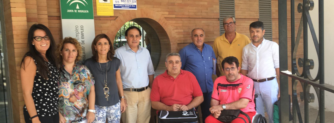 fotografía representantes del SAE Lora del Río y FAMS-COCEMFE Sevilla y la Asociación SIVA
