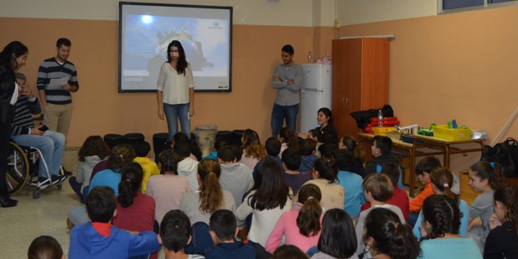 fotografía alumnos, ingenieros y miembros de FAMS-COCEMFE Sevilla durante la charla de ingeniería