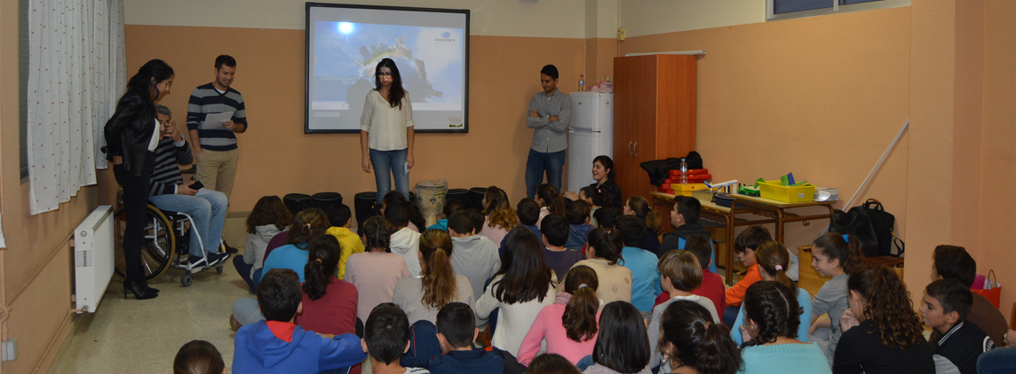 fotografía alumnos, ingenieros y miembros de FAMS-COCEMFE Sevilla durante la charla de ingeniería