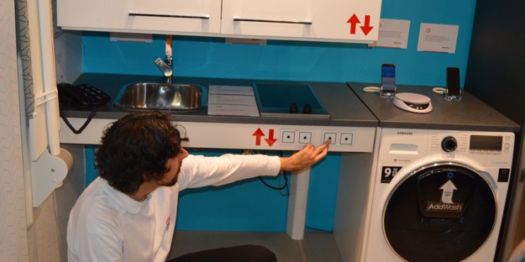 fotografía demostración de la cocina con encimera regulable, casa inteligente