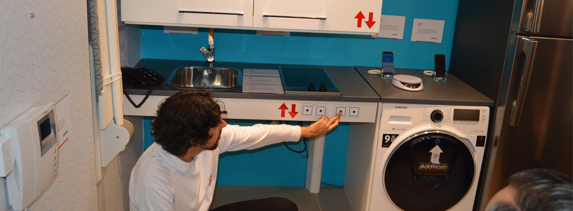 fotografía demostración de la cocina con encimera regulable, casa inteligente