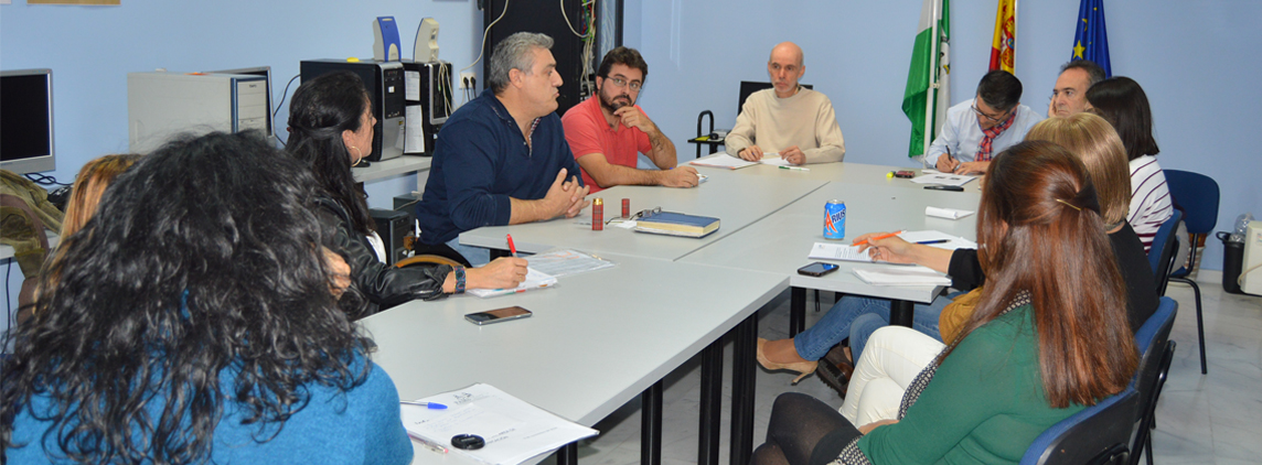 fotografía directivos y técnicos de las diferentes áreas reunidos