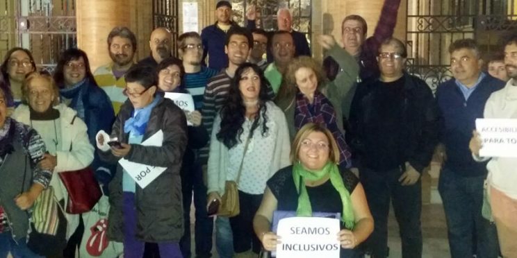 fotografía la concejal y manifestantes reclaman accesibilidad