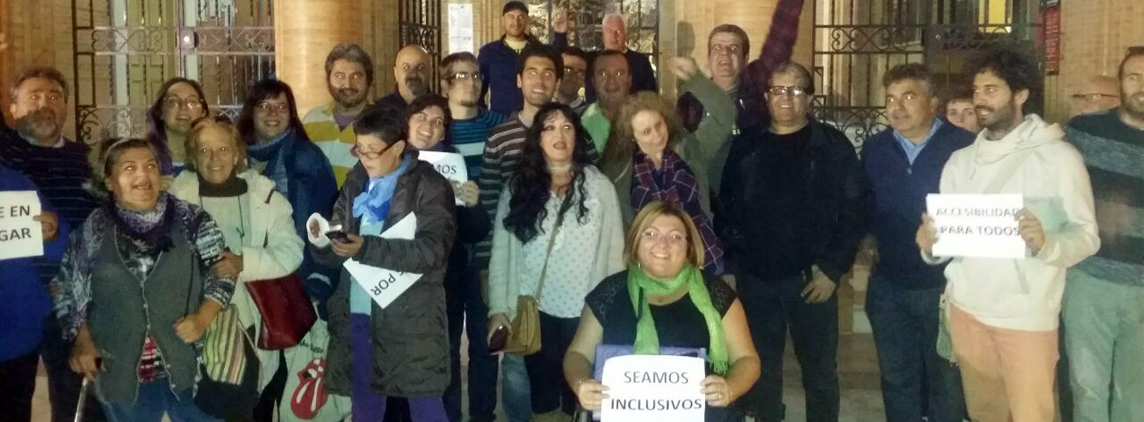 fotografía la concejal y manifestantes reclaman accesibilidad
