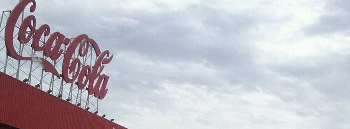 fotografía logo de Coca-Cola en el edificio de la fábrica
