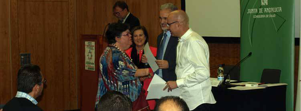 fotografía personal técnico asistiendo a la recogida certificados de inscripción en el registro de talidomida de Andalucía