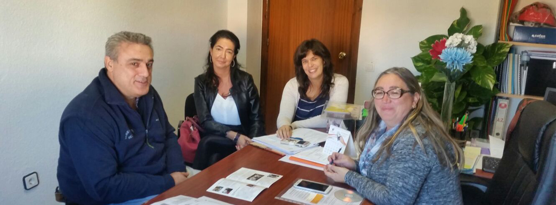 fotografía presidente y técnica de FAMS-COCEMFE Sevilla con la delegada y agente de Igualdad del Ecxmo. Ayuntamiento de Bormujos