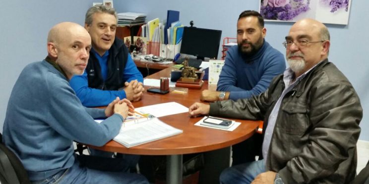 fotografía representantes de AATAS y FAMS-COCEMFE Sevilla reunidos en la sede de la Federación