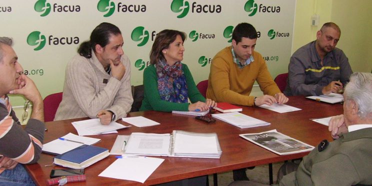 fotografía representantes de FAMS-COCEMFE Sevilla, Andalucía Inclusiva, y organizaciones empresariales, sindicatos y FACUA