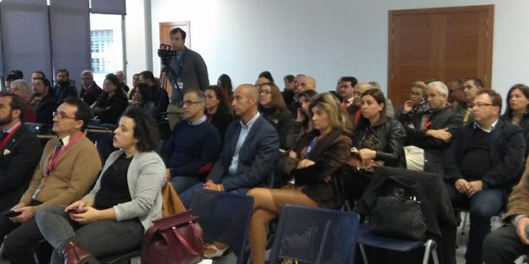 fotografía asistentes al acto de entrega de la donación