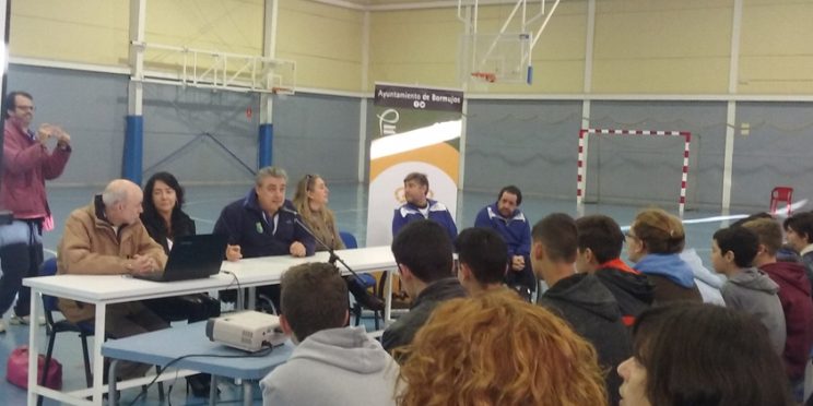 fotografía charla en el colegio Los Álamos de Bormujos