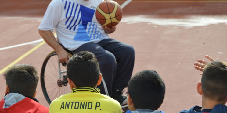 fotografía alumnos en baloncesto adaptado en Pedrera
