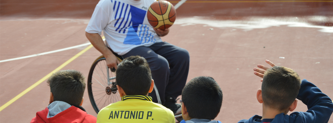 fotografía alumnos en baloncesto adaptado en Pedrera
