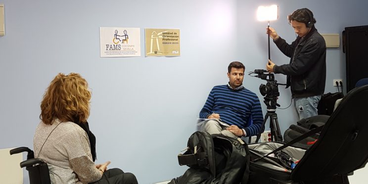 fotografía el equipo de Canal Sur TV entrevista a Nieves Márquez