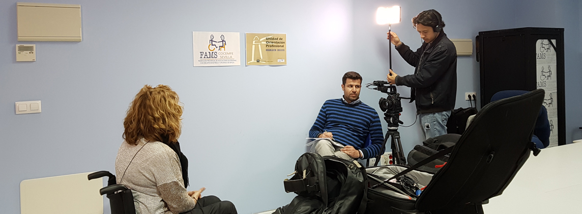 fotografía el equipo de Canal Sur TV entrevista a Nieves Márquez