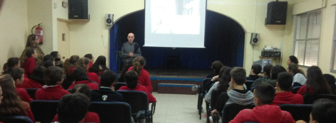 fotografía alumnos recibiendo charla sobre accesibilidad