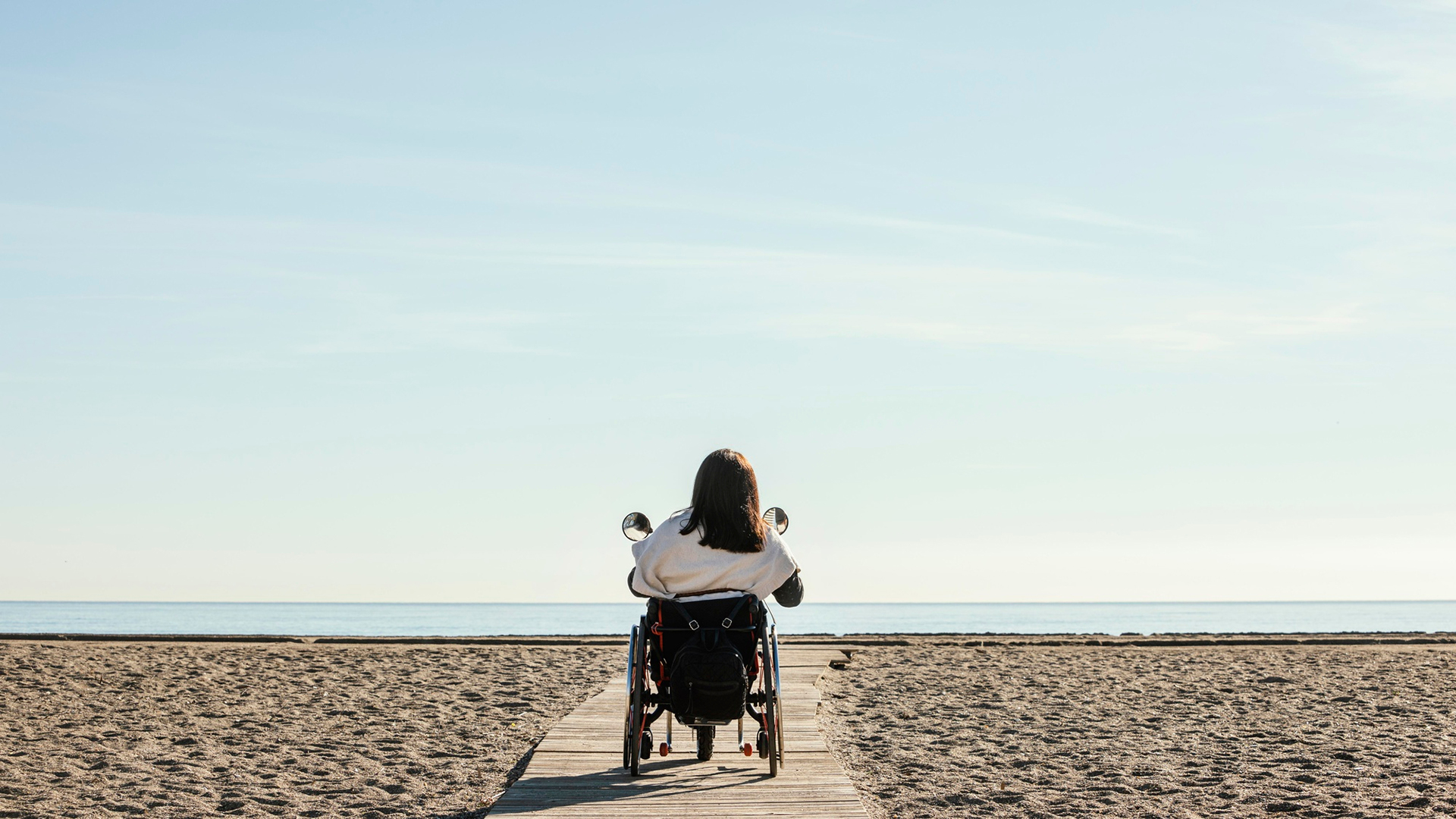 Fotografía decorativa persona con discapacidad en la playa