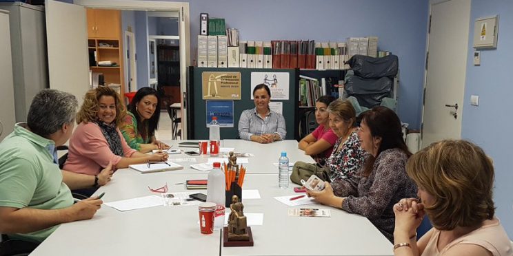fotografía asistentes mesa de la mujer