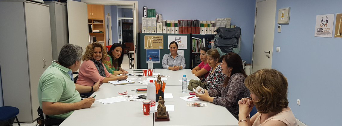 fotografía asistentes mesa de la mujer