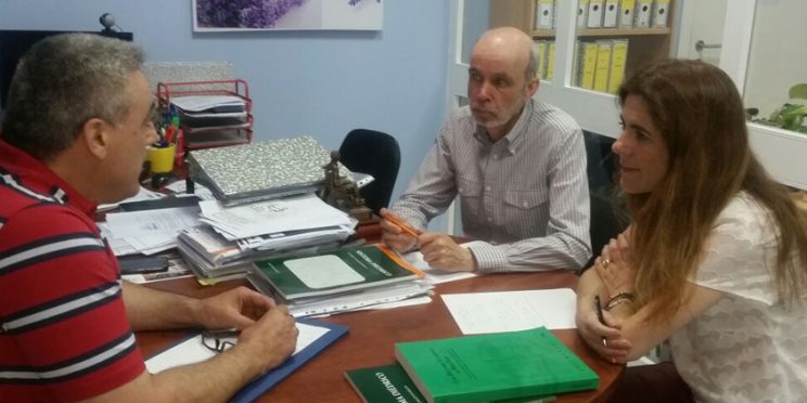fotografía asistentes a la reunión con la directora de FIDAS y técnicos de FAMS COCEMFE Sevilla