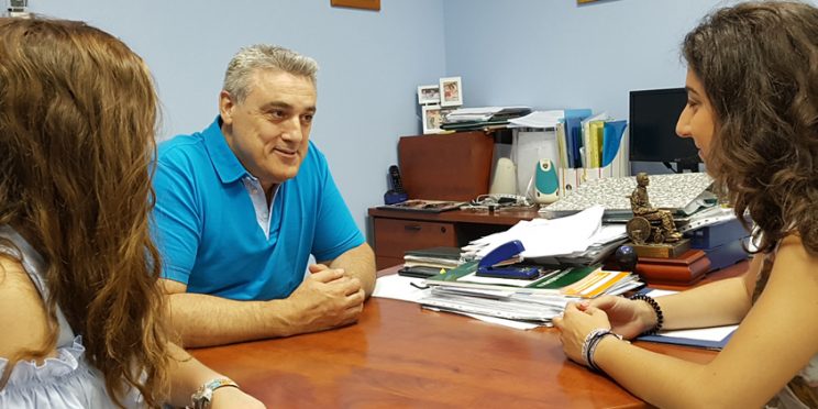 fotografía entrevista estudiantes FCOM