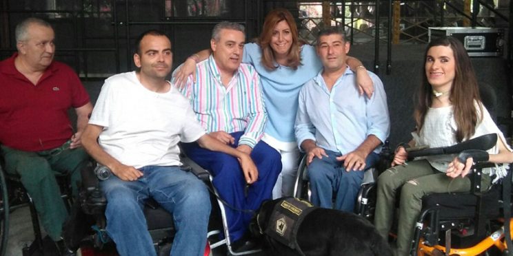 fotografía representantes FAMS-COCEMFE Sevilla con Susana Díaz