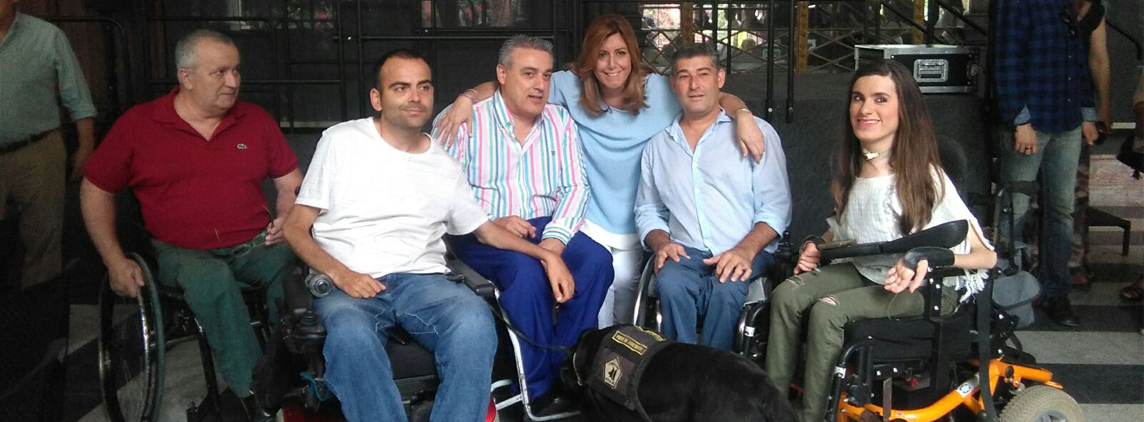 fotografía representantes FAMS-COCEMFE Sevilla con Susana Díaz