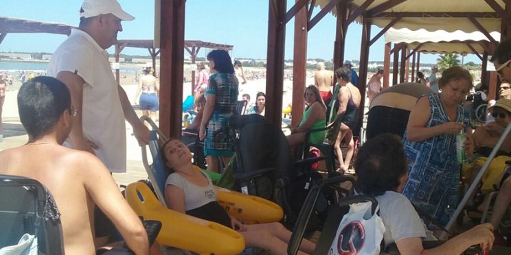 Fotografía participantes de la convivencia en la playa de Valdelagrana