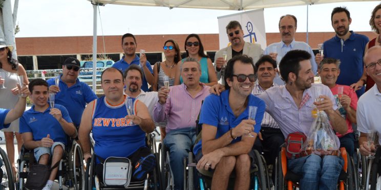 Fotografía de las técnicas del Proyecto Incluyed y el Programa de Sensibilización y Deporte Inclusivo con autoridades, el equipo BSR Vistazul y la gerente de Andalucía Inclusiva