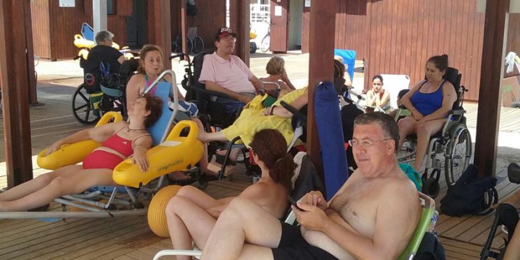 Fotografía asistentes a la jornada de playa en la II Salida a Valdelagrana