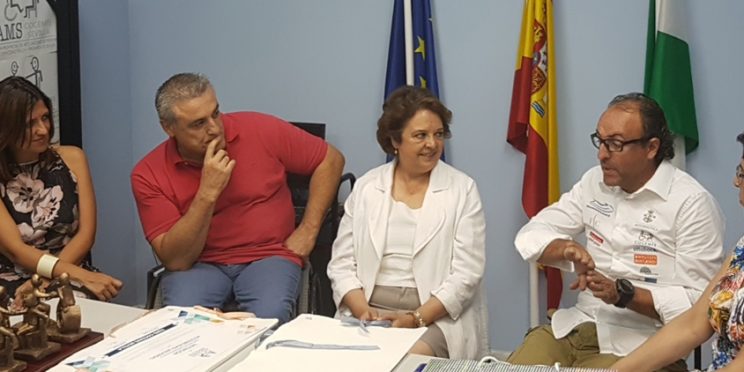 Fotografía asistentes del proyecto solidario Brainxperience a la sede de FAMS COCEMFE Sevilla