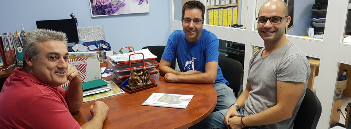 Fotografía participantes de la reunión representantes de Fundación Benjamín Mehnert y FAMS COCEMFE Sevilla