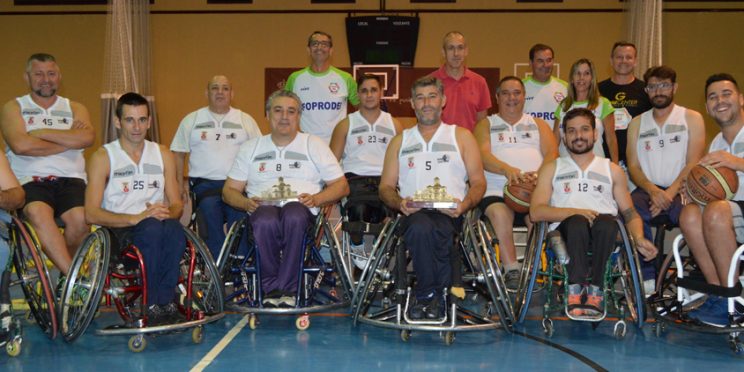Fotografía participantes en silla de ruedas en la charla de deporte inclusivo en Tomares
