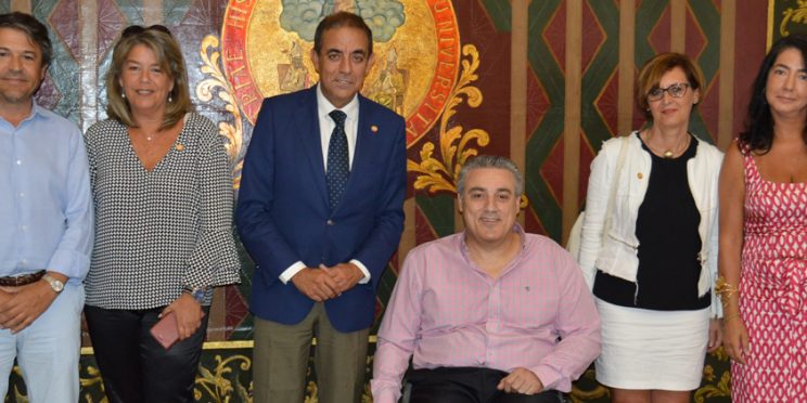 Fotografía participantes en la firma convenio US-FAMS COCEMFE Sevilla