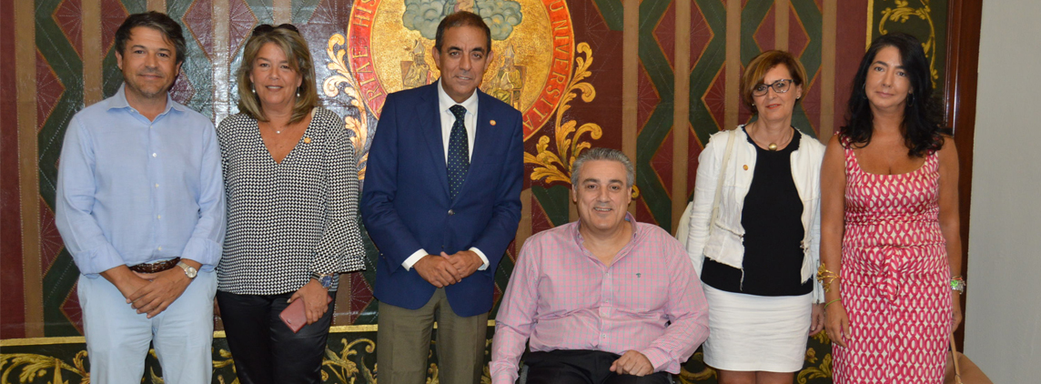 Fotografía participantes en la firma convenio US-FAMS COCEMFE Sevilla