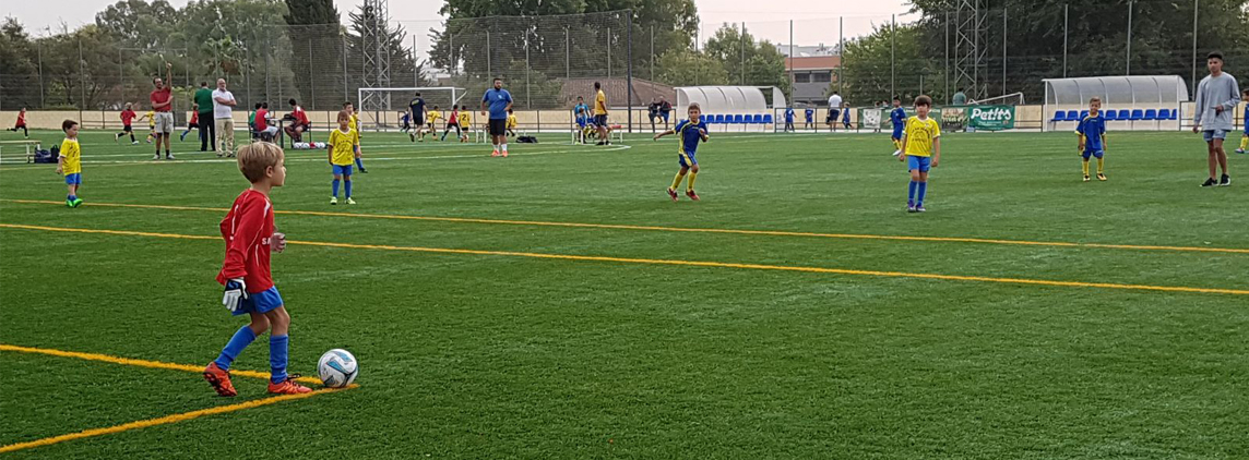 Fotografía jugadores de fútbol en un partido del torneo solidario