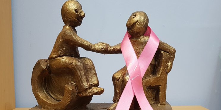 Fotografía escultura COCEMFE con lazo rosa del cáncer de mama