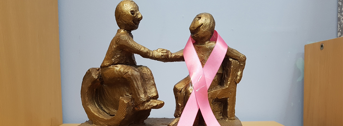 Fotografía escultura COCEMFE con lazo rosa del cáncer de mama