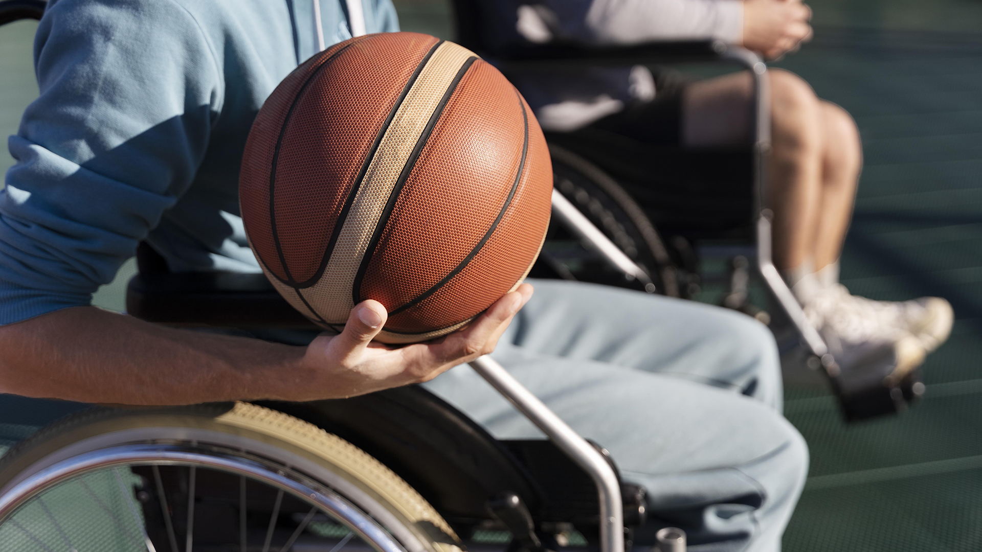 Fotografía decorativa personas en silla de ruedas practicando baloncesto adaptado