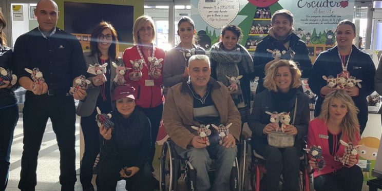 fotografía asistentes al acto de presentación del burrito Escudero en Carrefour