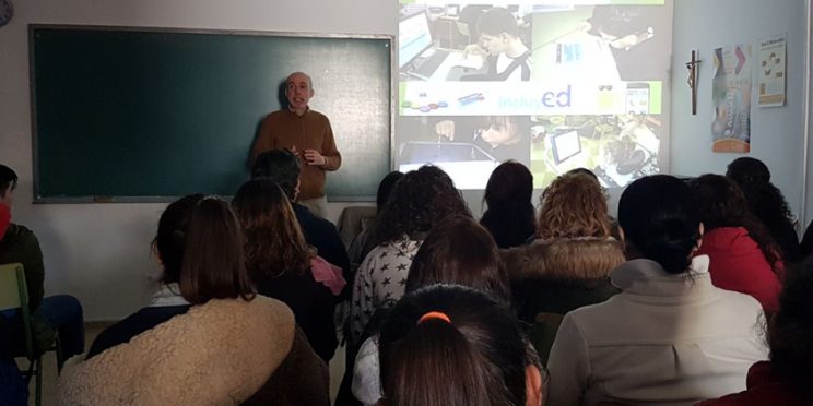 fotografía asistentes en un aula del centro educativo Fundación Dolores Sopeña de Sevilla